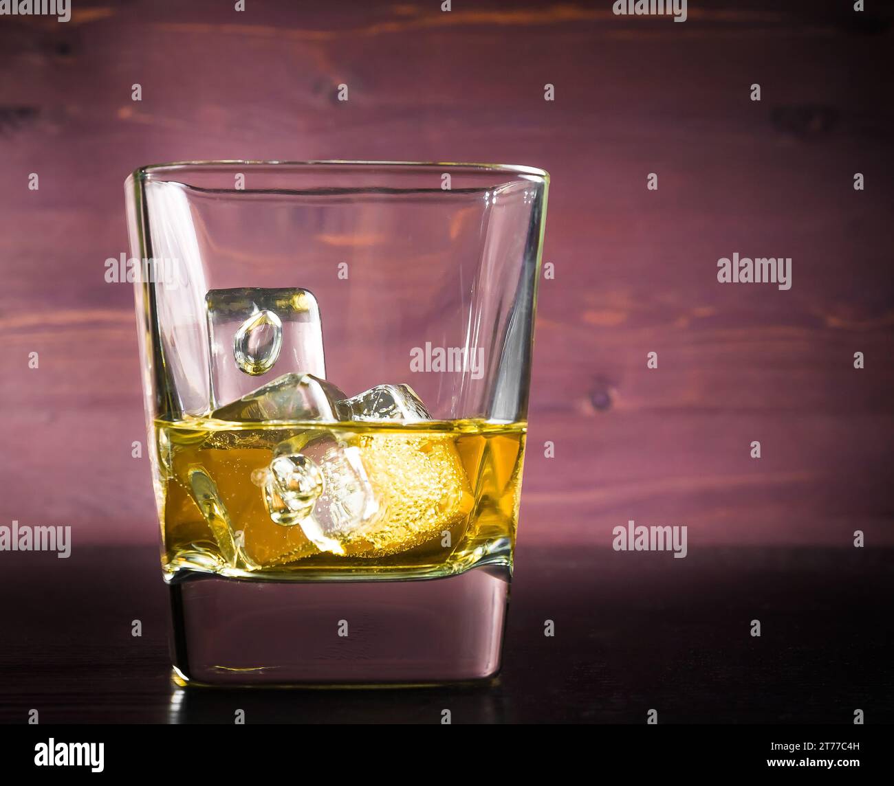 série de boissons, un verre de whisky avec de la glace sur une vieille table en bois, ambiance pub avec espace pour le texte Banque D'Images