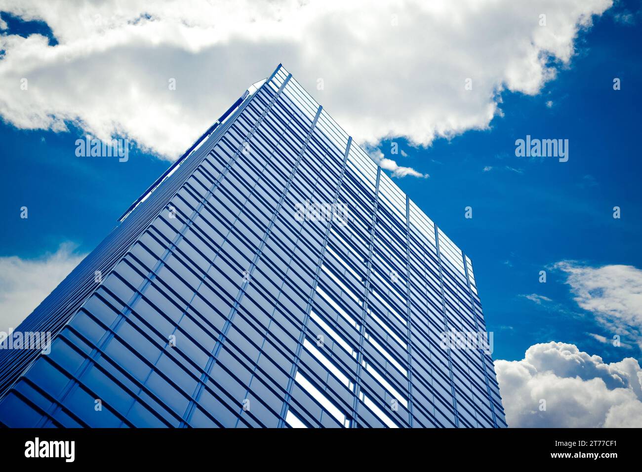 gratte-ciel avec des nuages sous un ciel bleu ; gratte-ciel avec des nuages sous un ciel bleu Banque D'Images