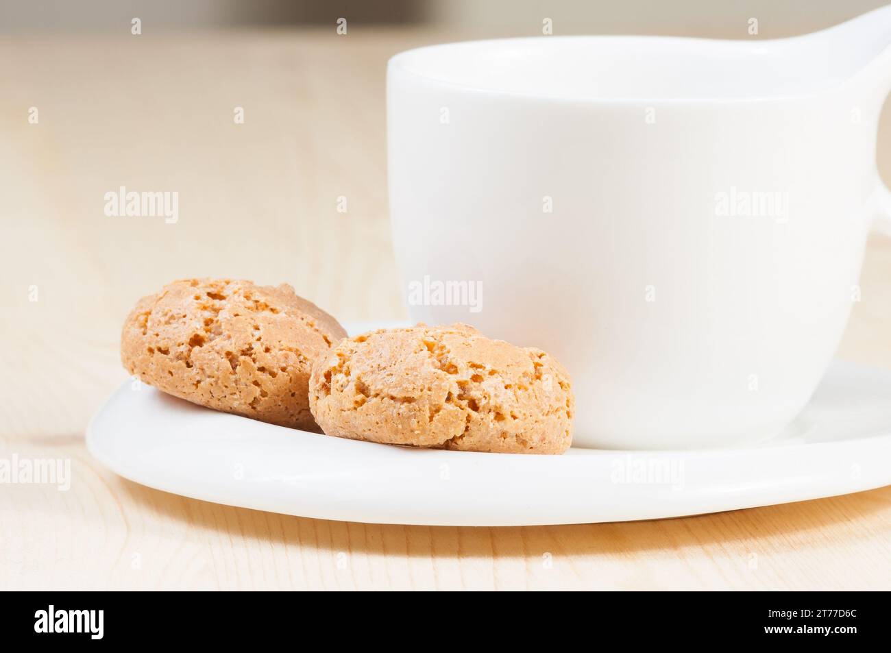 Tasse De Café Expresso Italien Et Biscuit Près De Grain De Café Sur Le  Vieux Bois Banque D'Images et Photos Libres De Droits. Image 27994133