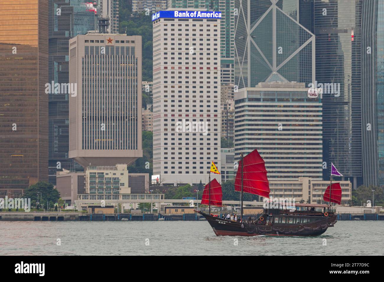 Hong Kong, Chine - 27 avril 2017 : croisière en jonque dans le port de Victoria le jour du printemps. Banque D'Images