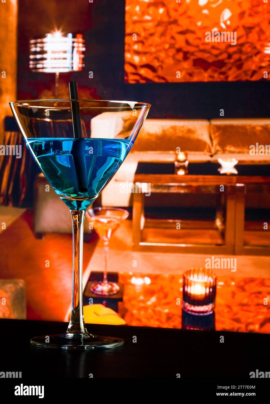 cocktail bleu sur une table de bar lounge, ambiance club Banque D'Images