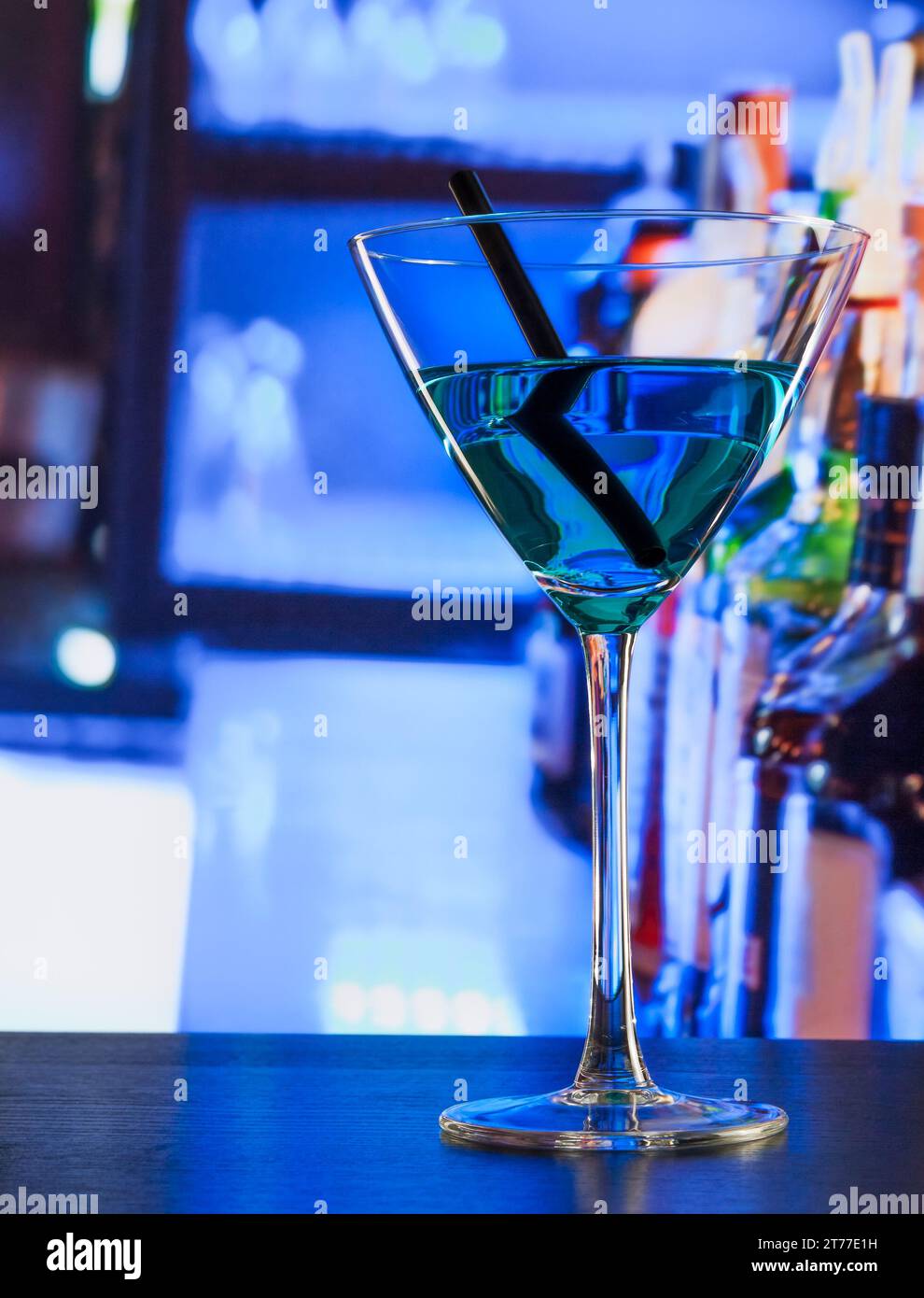 cocktail bleu sur une table en bois, ambiance club Banque D'Images