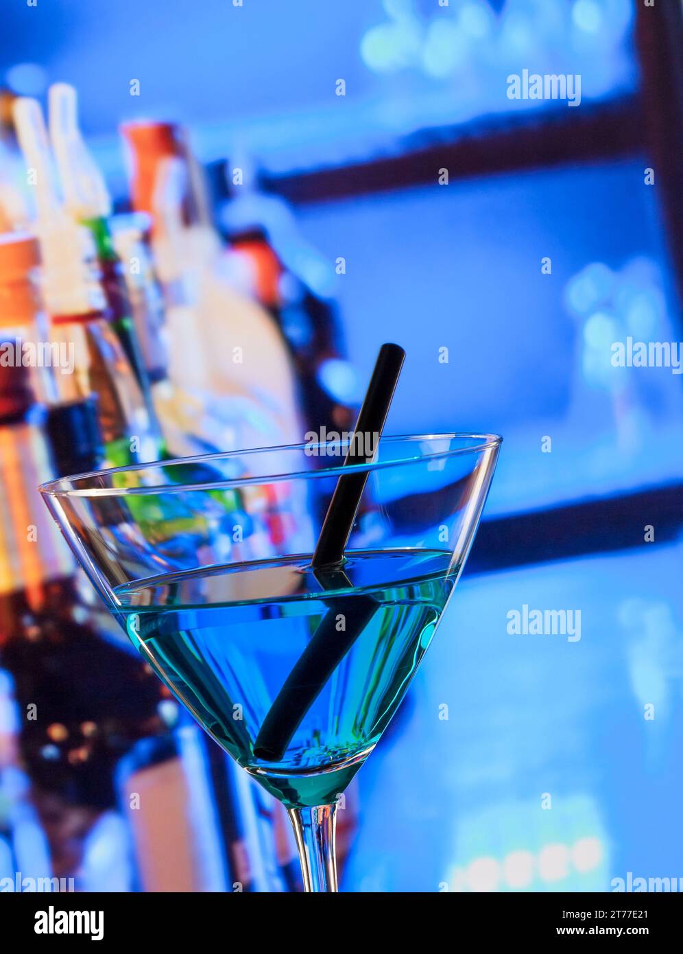cocktail bleu sur une table de bar, ambiance club Banque D'Images