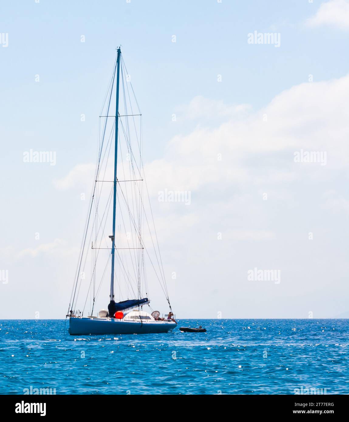 Beau voilier bateau à voile mer Méditerranée bleu horizon de l'océan Banque D'Images