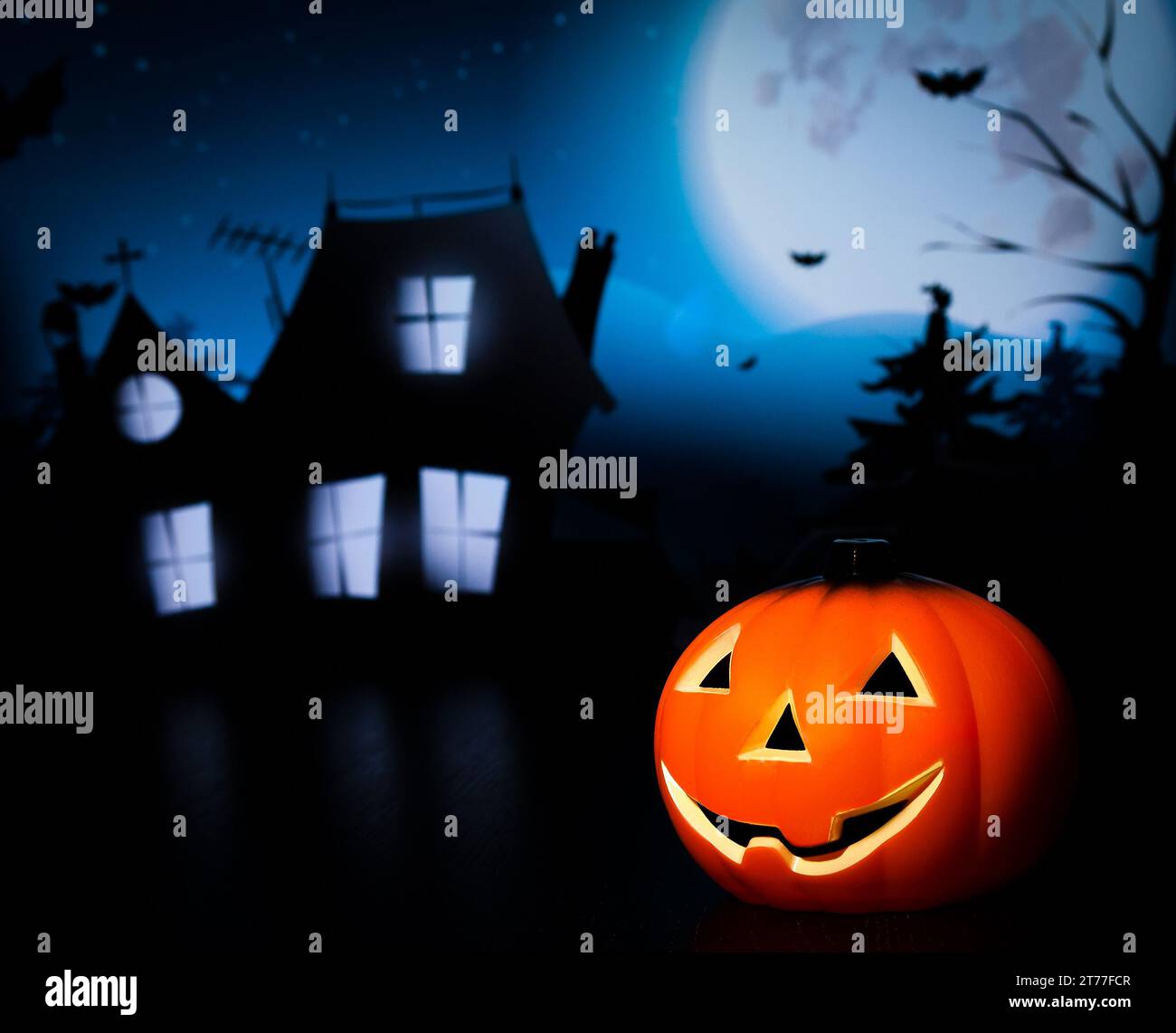 Fond de nuit d'Halloween avec maison effrayante et chauve-souris et citrouille, concept de fête d'halloween Banque D'Images