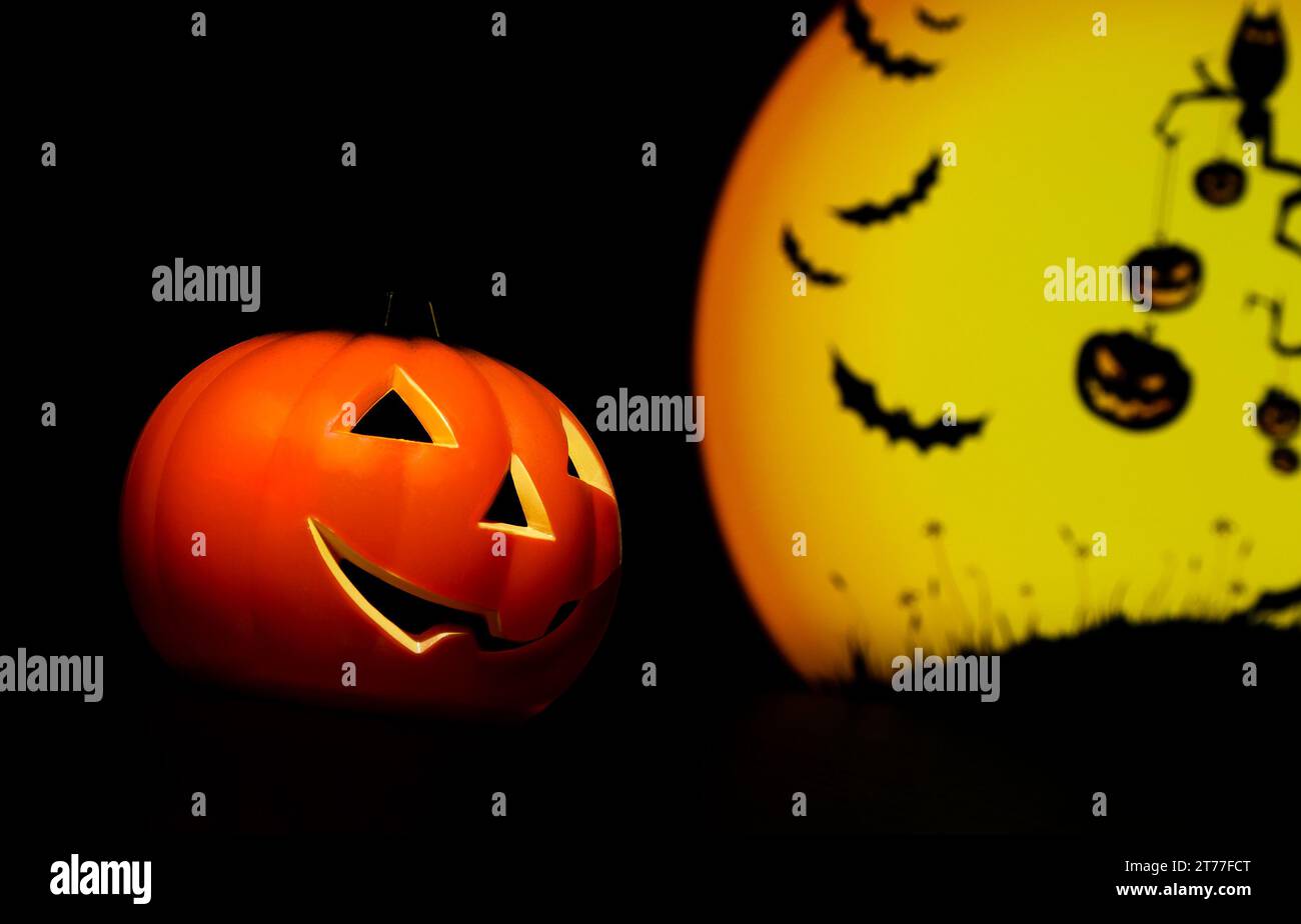 Fond de nuit d'Halloween avec lune effrayante et chauve-souris et citrouille, concept de fête d'halloween Banque D'Images