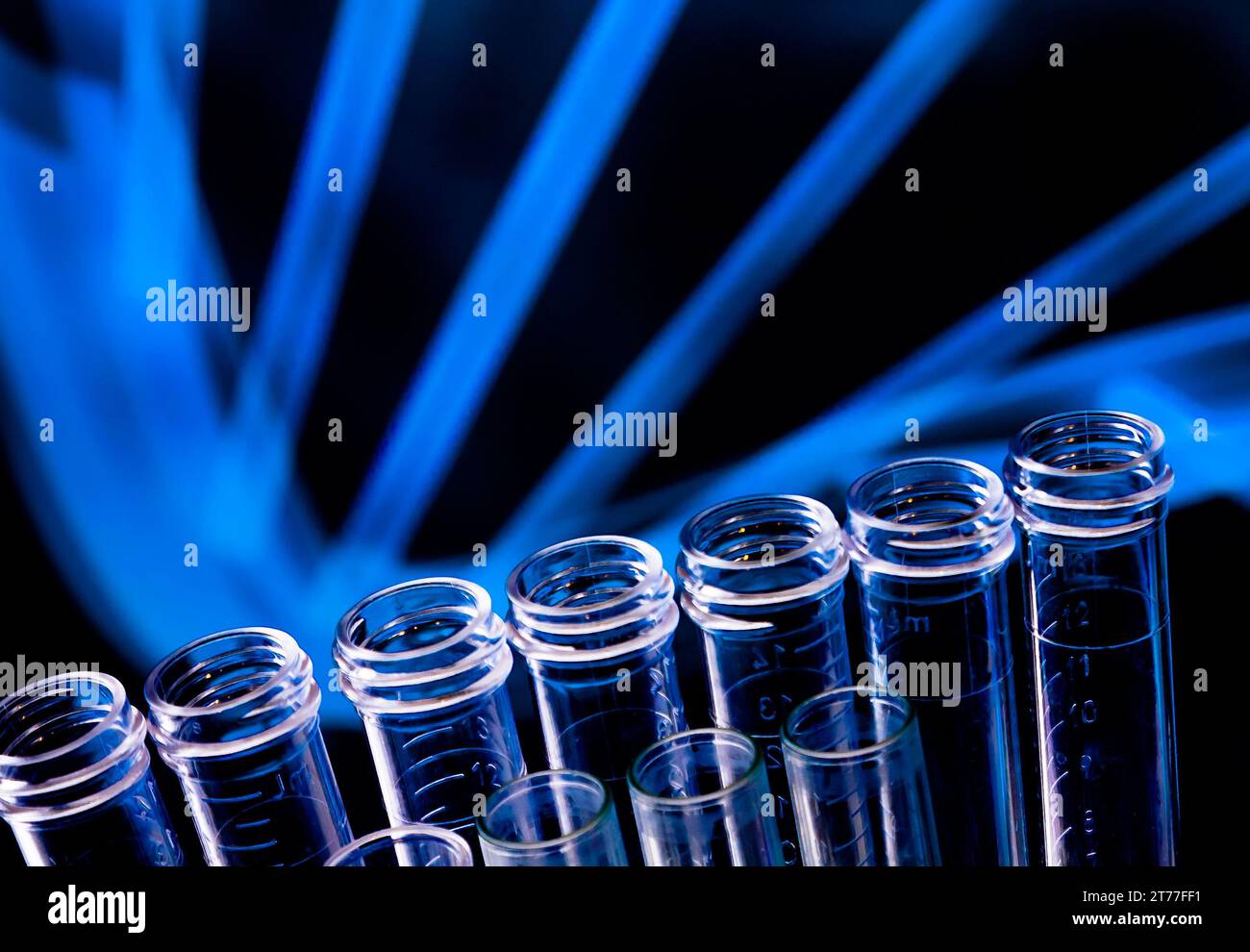 détail des tubes à essai en laboratoire sur fond de teinte bleue Banque D'Images