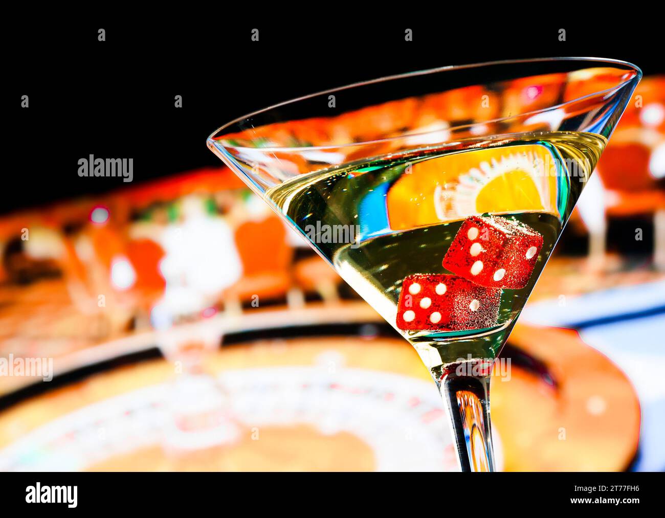 dés rouges dans le verre à cocktail devant la roulette, série casino Banque D'Images