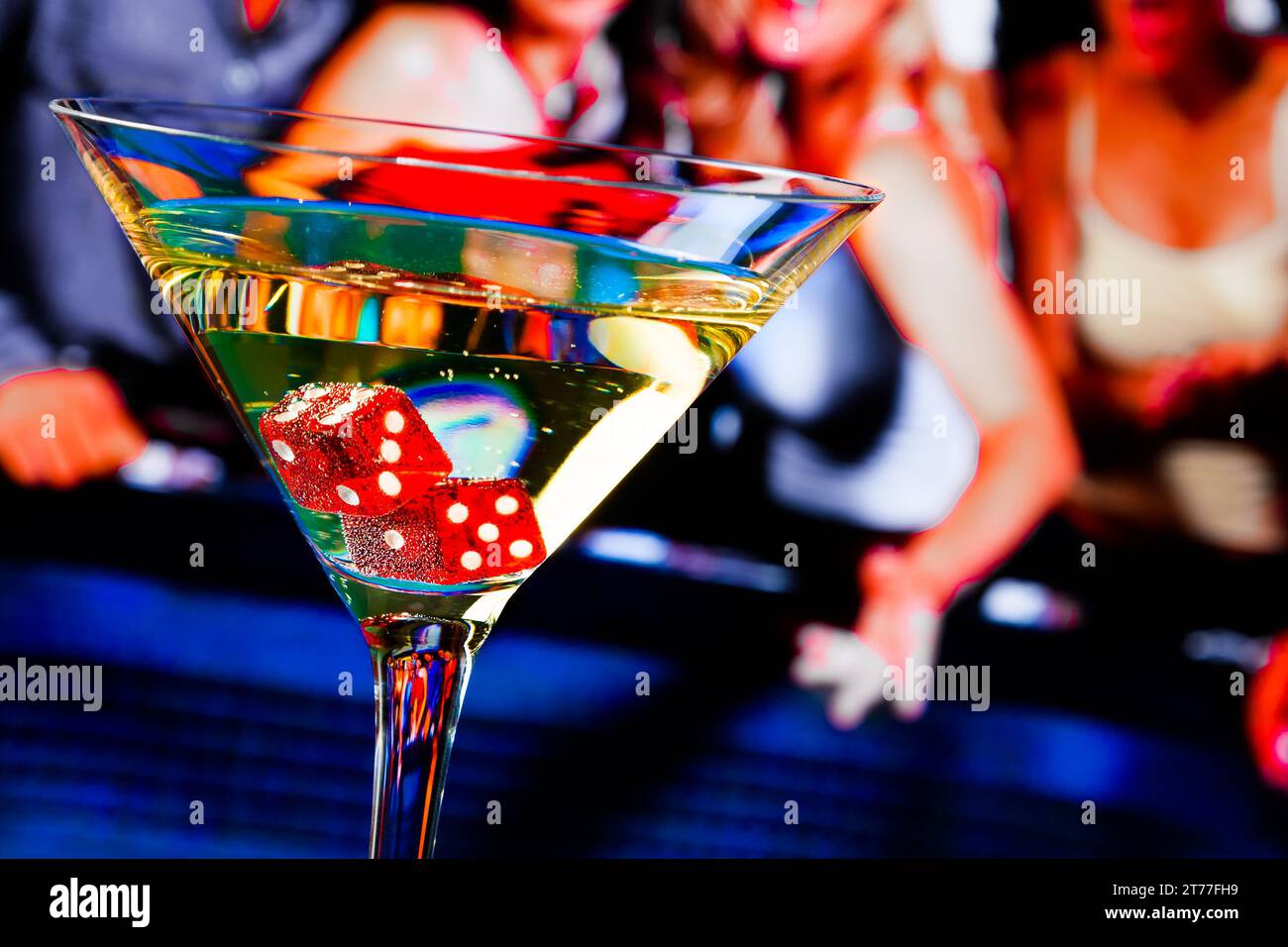 dés rouges dans le verre à cocktail devant la table de jeu, série casino Banque D'Images