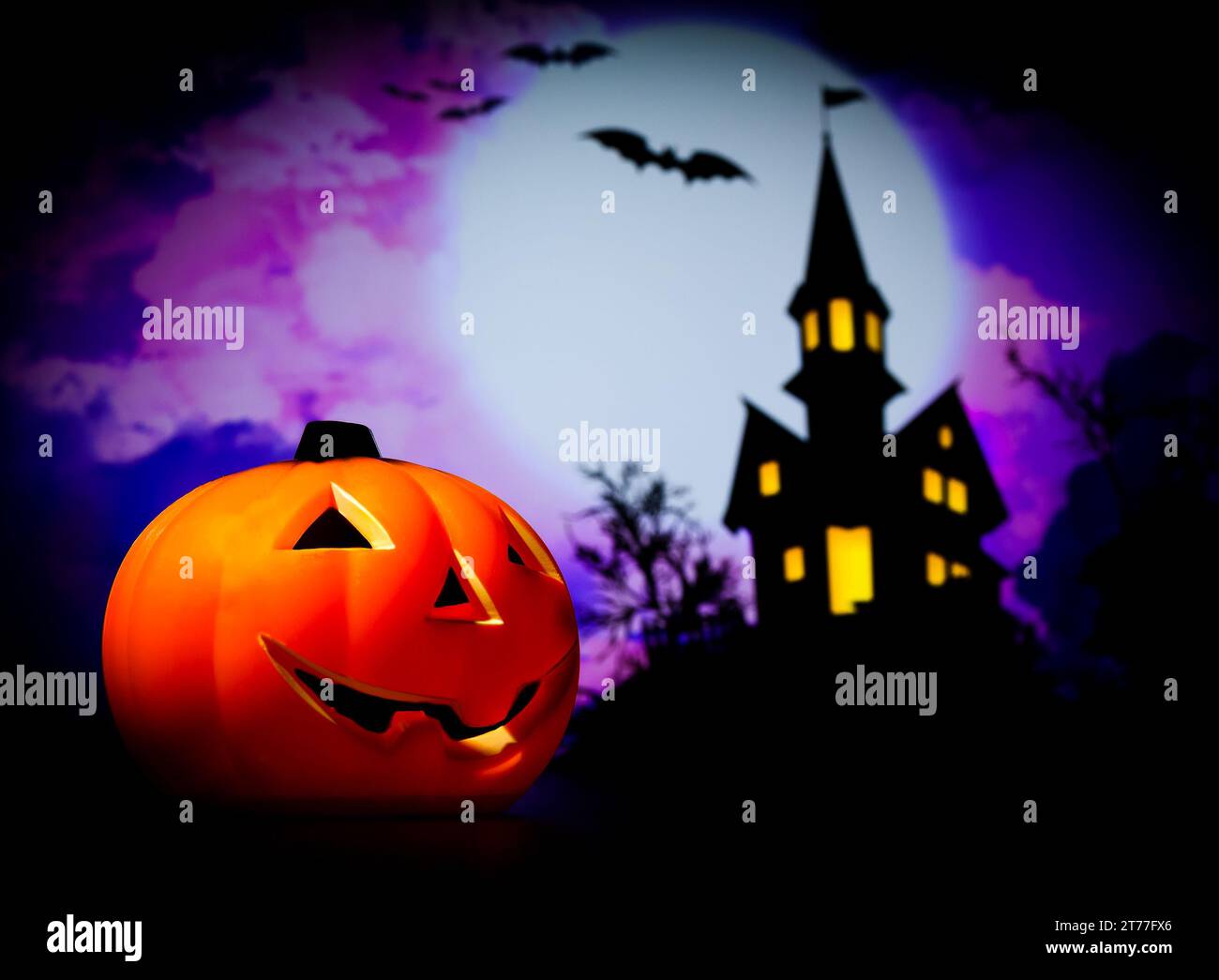 Fond de nuit d'Halloween avec maison effrayante et chauve-souris et citrouille, concept de fête d'halloween Banque D'Images