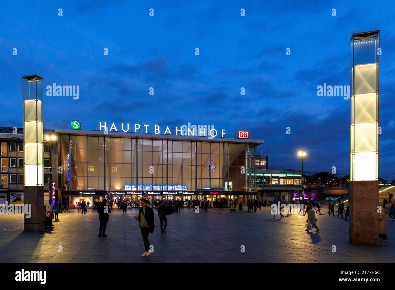 La place en face de la gare centrale, Cologne, Allemagne. Der Bahnhofsvorplatz, Hauptbahnhof, Koeln, Deutschland. Banque D'Images