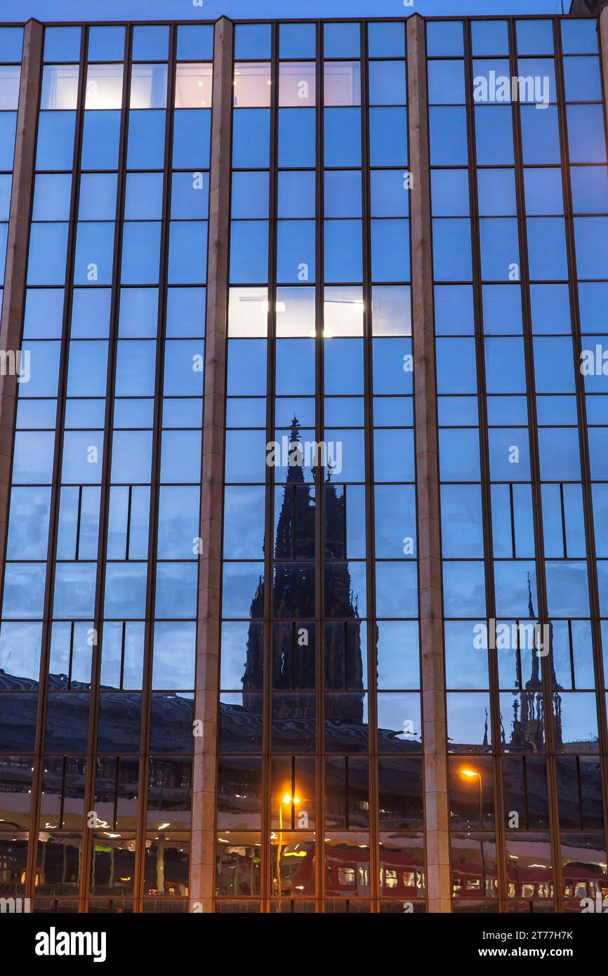 La cathédrale se reflète dans la façade en verre d'un ancien haut bunker de Breslauer Platz, architecte Wilhelm Riphahn, Allemagne. Der Dom spiegelt sich i. Banque D'Images