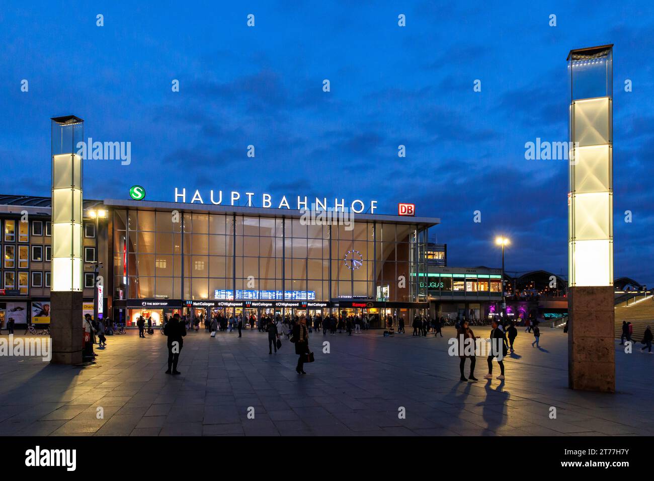 La place en face de la gare centrale, Cologne, Allemagne. Der Bahnhofsvorplatz, Hauptbahnhof, Koeln, Deutschland. Banque D'Images
