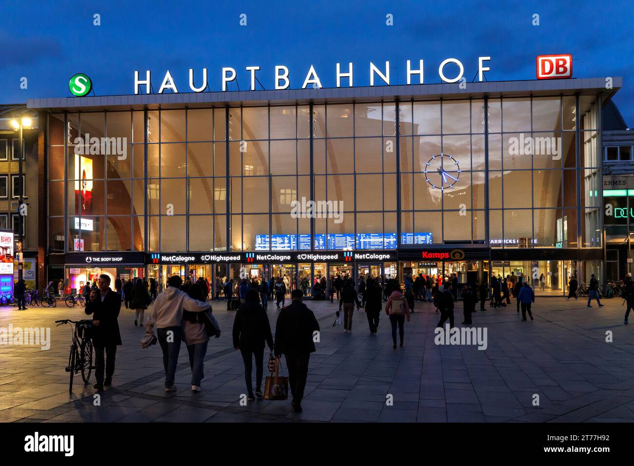 La place en face de la gare centrale, Cologne, Allemagne. Der Bahnhofsvorplatz, Hauptbahnhof, Koeln, Deutschland. Banque D'Images