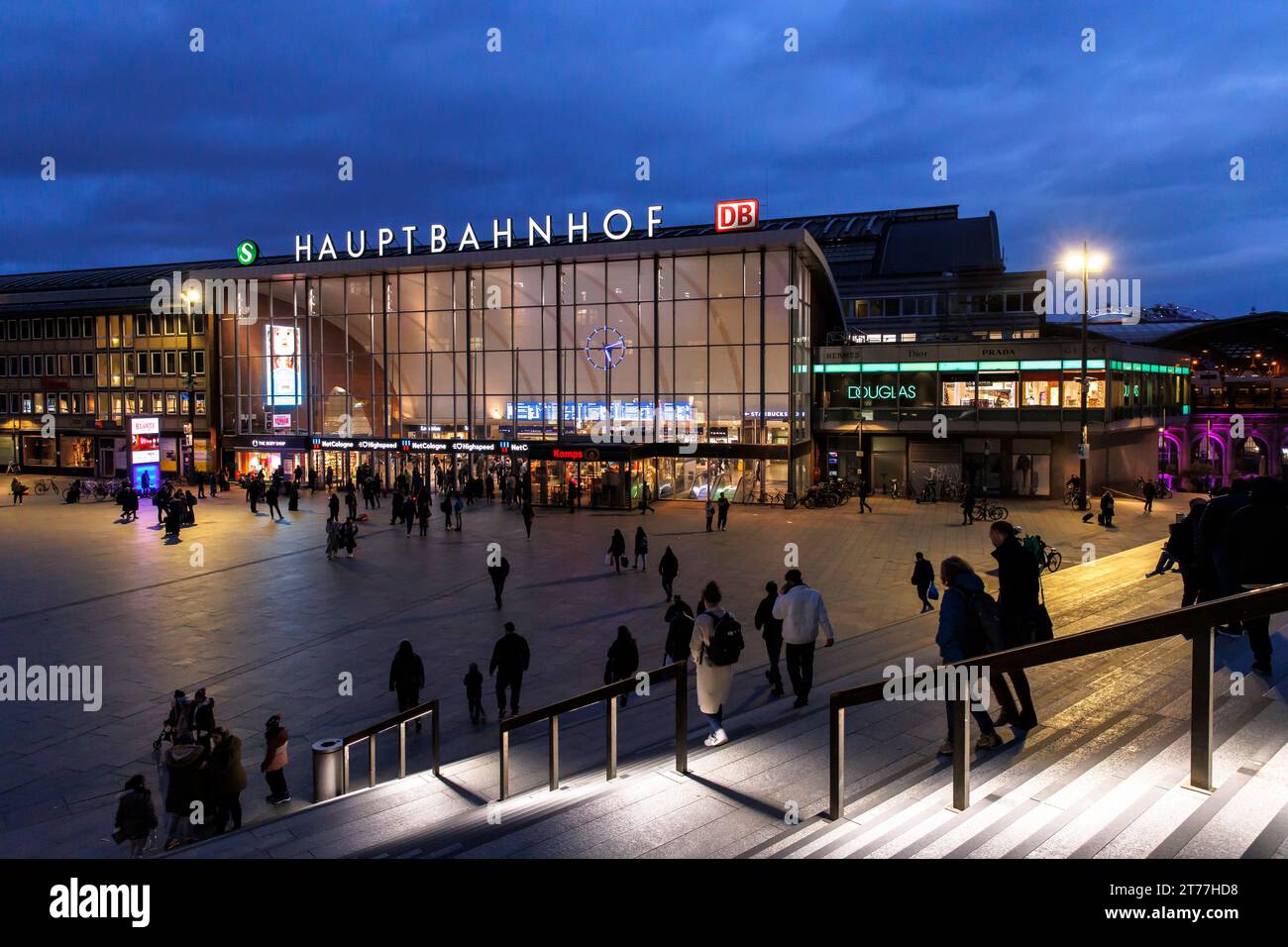 La place en face de la gare centrale, escalier menant à la place de la cathédrale, Cologne, Allemagne. Der Bahnhofsvorplatz, Hauptbahnhof, Treppe zur Domplat Banque D'Images
