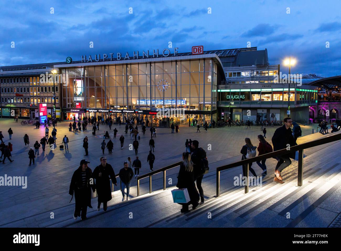 La place en face de la gare centrale, escalier menant à la place de la cathédrale, Cologne, Allemagne. Der Bahnhofsvorplatz, Hauptbahnhof, Treppe zur Domplat Banque D'Images