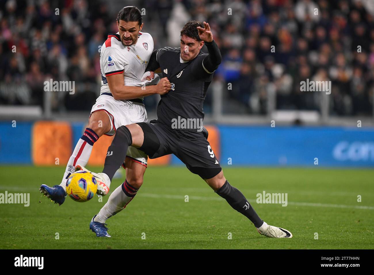 Dusan Vlahovic (Juventus), Alberto Dossena (Cagliari Calcio) lors du match de Serie A entre la Juventus FC et Cagliari au stade Allianz, on Banque D'Images