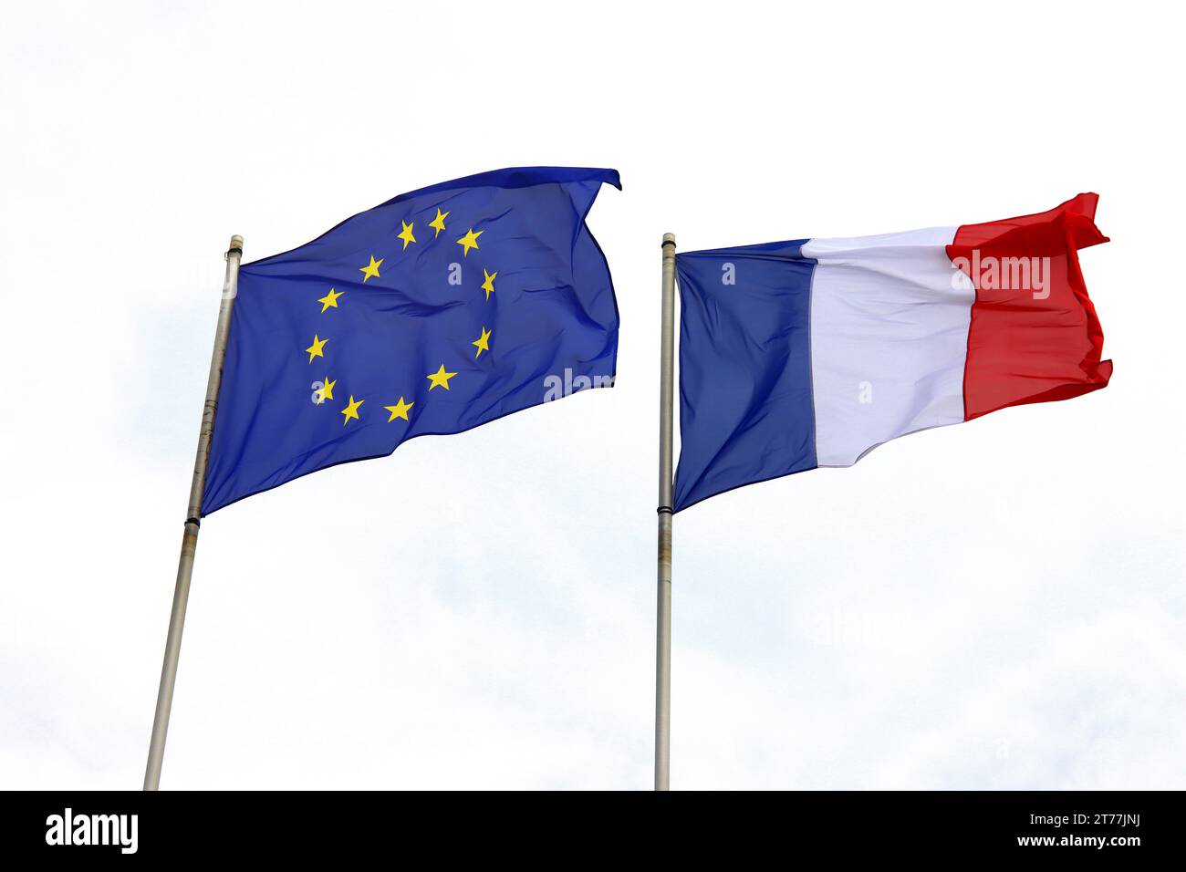 Drapeau français et drapeau de l'UE dans le vent, France Banque D'Images