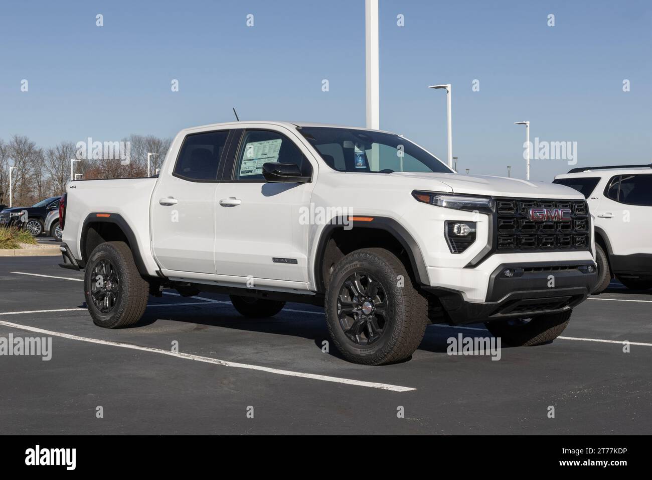 Kokomo - 12 novembre 2023 : exposition de pick-up GMC Canyon Elevation chez un concessionnaire. GMC propose le Canyon en version Elevation, AT4, Denali et AT4X. Banque D'Images
