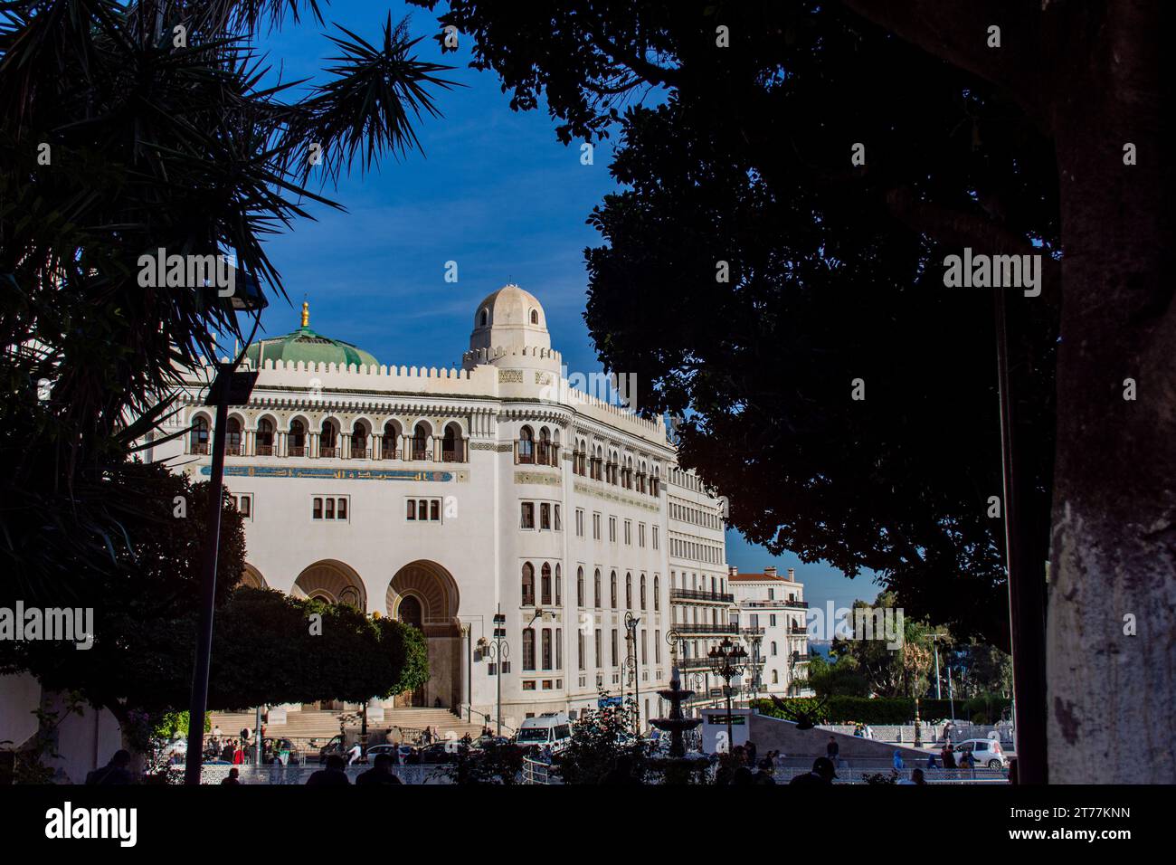 Bâtiment de la poste centrale d'Alger contre un ciel bleu dans la ville d'Alger. Banque D'Images