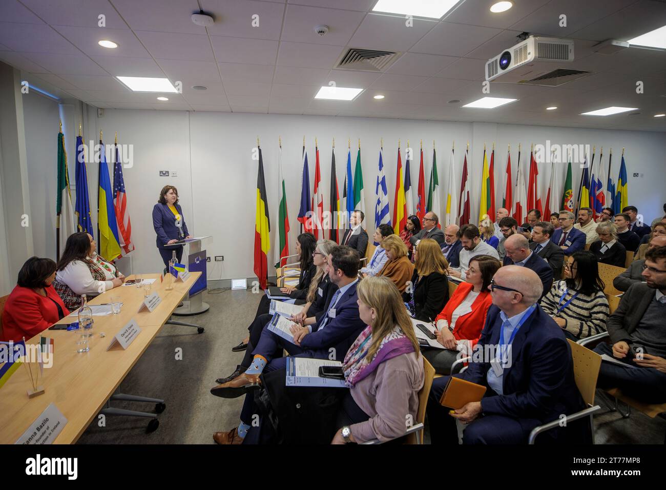 Claire D Cronin (à la tribune), ambassadrice des États-Unis en Irlande, participe à une table ronde sur la désinformation russe, à Europa House, Dublin. Date de la photo : mardi 14 novembre 2023. Banque D'Images