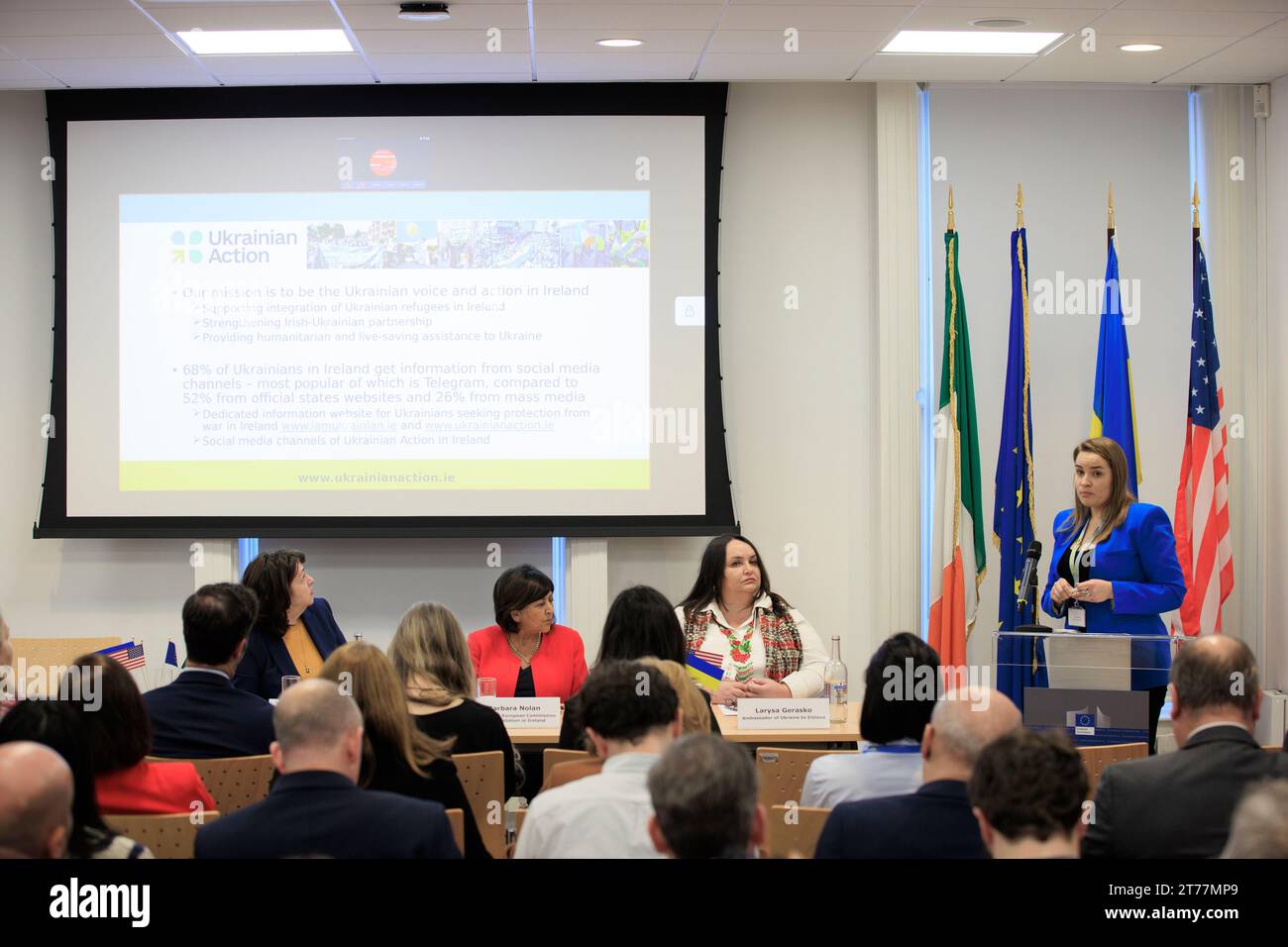 (De gauche à droite) Claire D Cronin, ambassadrice des États-Unis en Irlande, Barbara Nolan, chef de la représentation de la Commission européenne en Irlande, Larysa Gerasko, ambassadrice d'Ukraine en Irlande, écoutez Ganna Bazilo, co-fondatrice d'Ukrainian action in Ireland, alors qu'ils participent à une table ronde sur la désinformation russe, à Europa House, Dublin. Date de la photo : mardi 14 novembre 2023. Banque D'Images