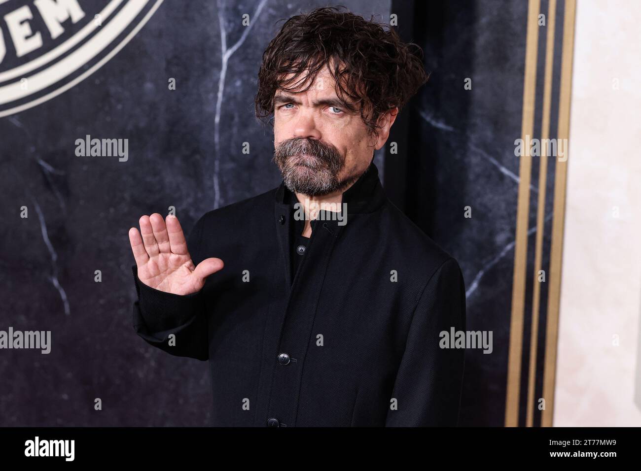 HOLLYWOOD, LOS ANGELES, CALIFORNIE, États-Unis - NOVEMBRE 13 : l'acteur américain Peter Dinklage arrive à la première de Los Angeles des films de Lions Gate 'The Hunger Games : The Ballad of Songbirds and Snakess' qui s'est tenue au TCL Chinese Theatre IMAX le 13 novembre 2023 à Hollywood, Los Angeles, Californie, États-Unis. (Photo de Xavier Collin/image Press Agency) Banque D'Images