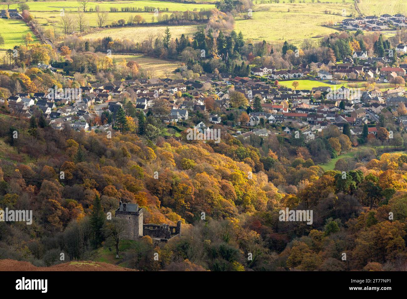La petite ville écossaise de Dollar avec le château Campbell au premier plan, Dollar, Clackmannanshire, Écosse Banque D'Images