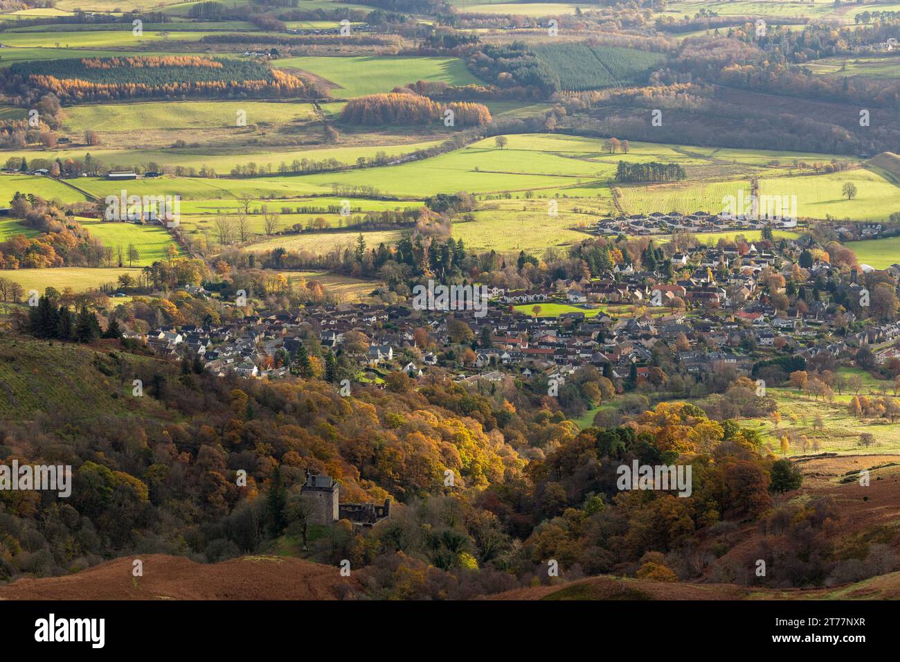 La petite ville écossaise de Dollar avec le château Campbell au premier plan, Dollar, Clackmannanshire, Écosse Banque D'Images