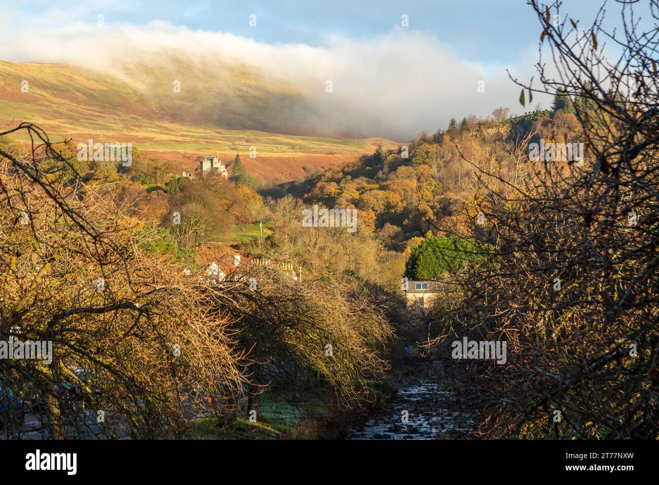 Castle Campbell situé dans les collines d'Ochil à l'air splendide dans les couleurs d'automne Banque D'Images
