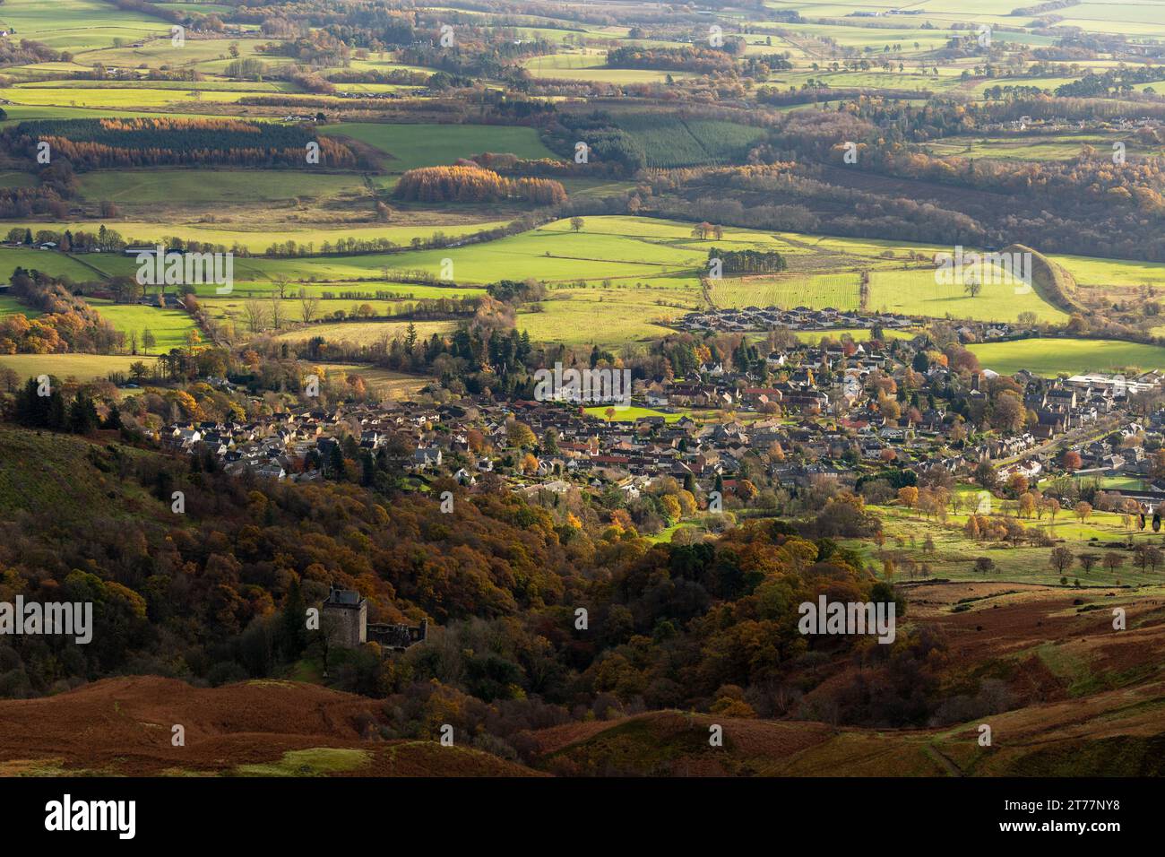 La petite ville écossaise de Dollar avec le château Campbell au premier plan, Dollar, Clackmannanshire, Écosse Banque D'Images