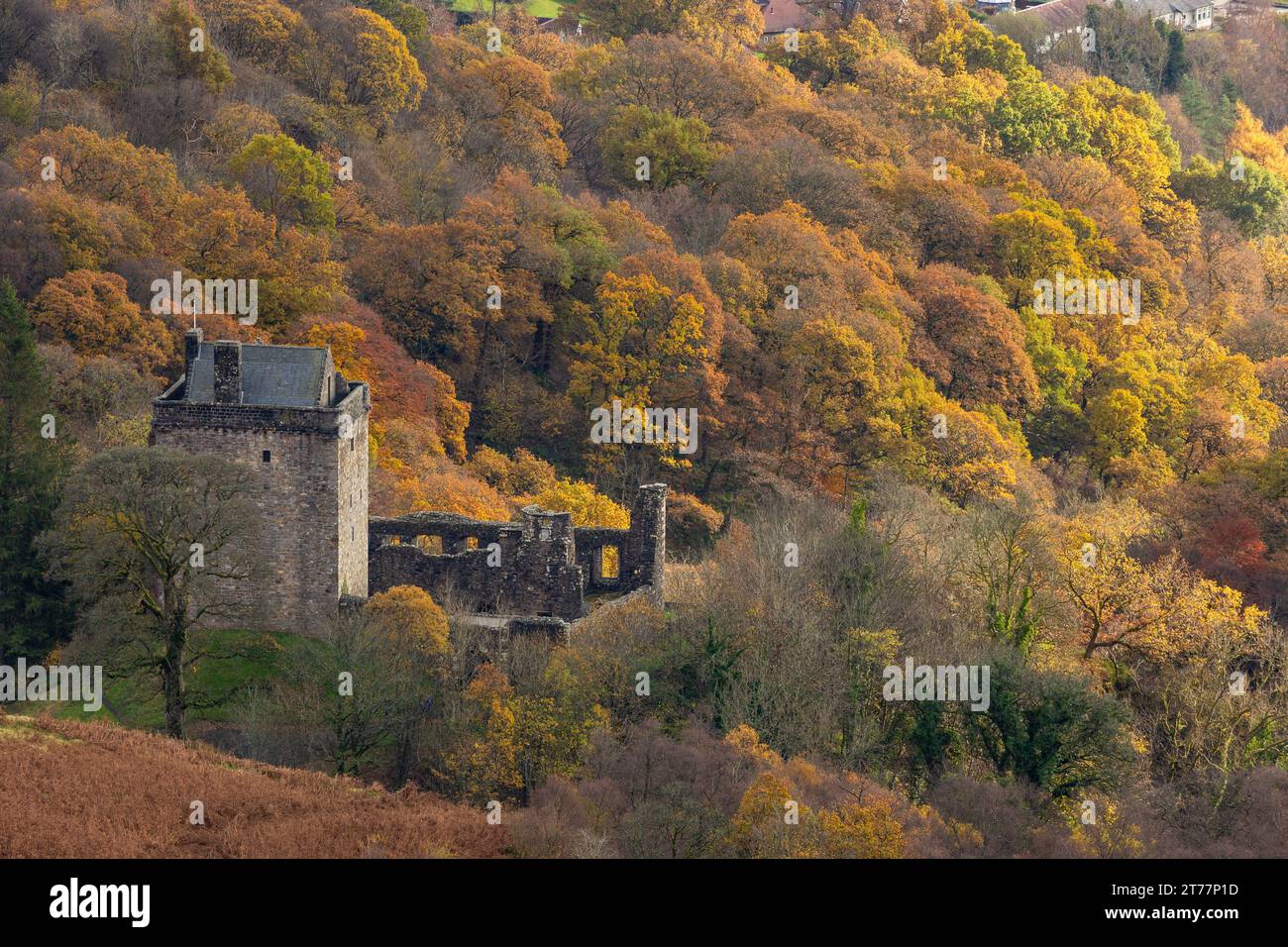 Castle Campbell situé dans les collines d'Ochil à l'air splendide dans les couleurs d'automne Banque D'Images