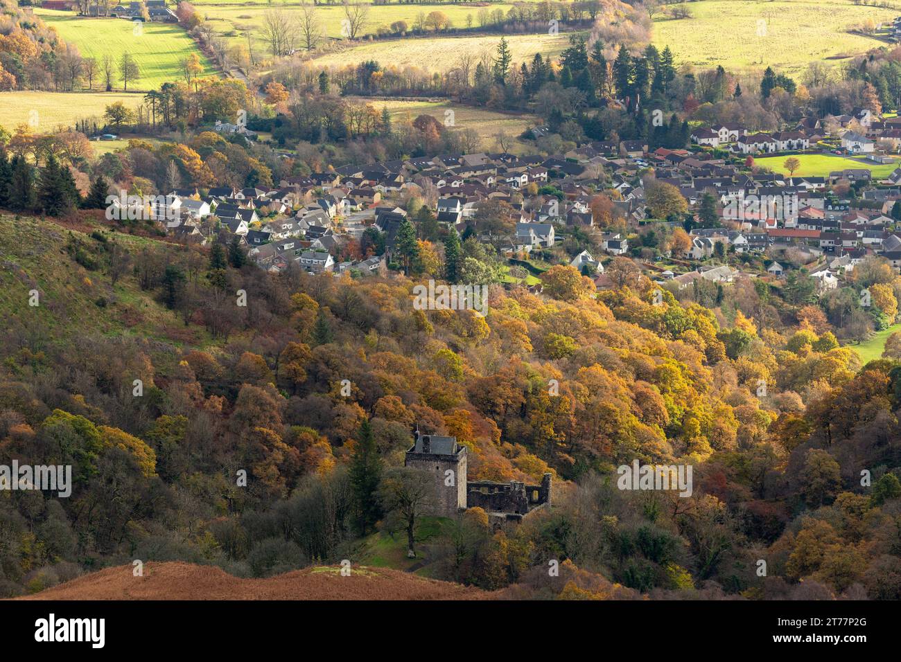 La petite ville écossaise de Dollar avec le château Campbell au premier plan, Dollar, Clackmannanshire, Écosse Banque D'Images