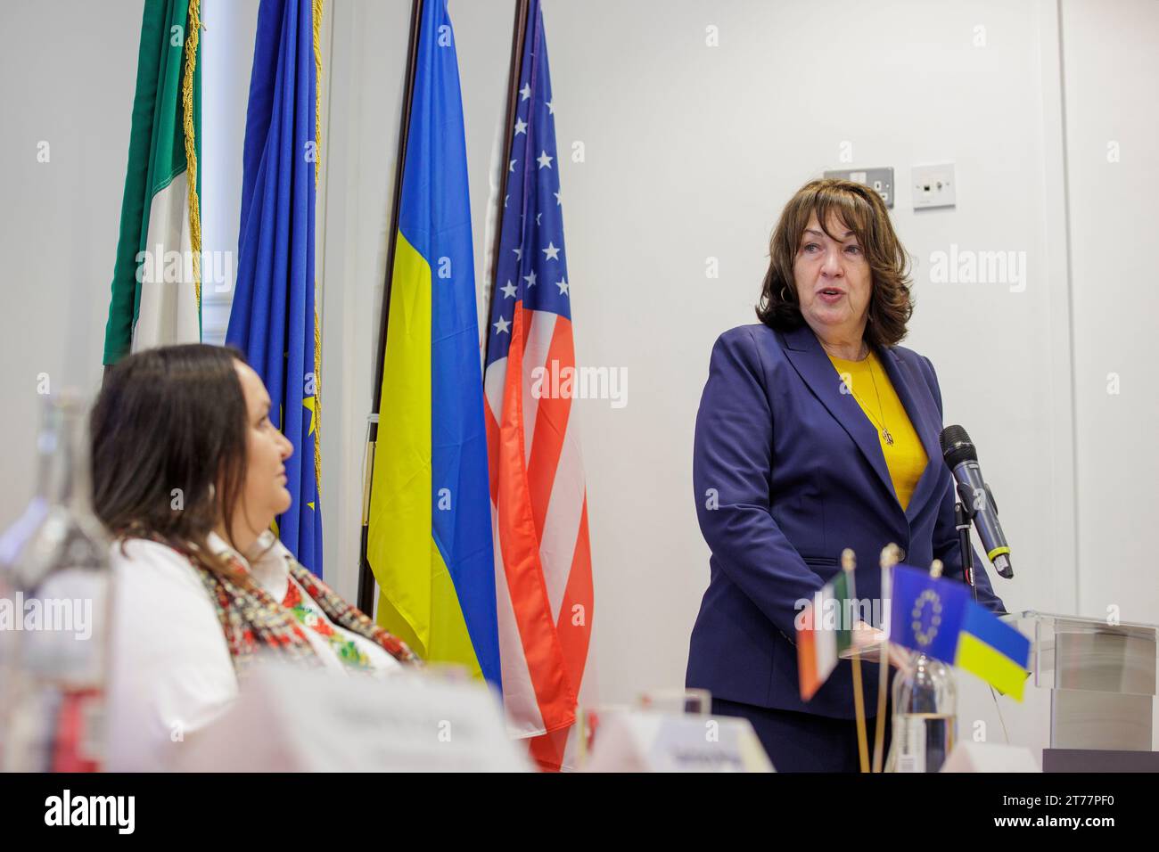 Larysa Gerasko, ambassadrice de l'Ukraine en Irlande (à gauche) écoute Claire D Cronin, ambassadrice des États-Unis en Irlande, alors qu'elle s'engage à soutenir l'Ukraine sur la foi du président américain Joe Biden lors d'une table ronde sur la désinformation russe, à Europa House, Dublin. Date de la photo : mardi 14 novembre 2023. Banque D'Images