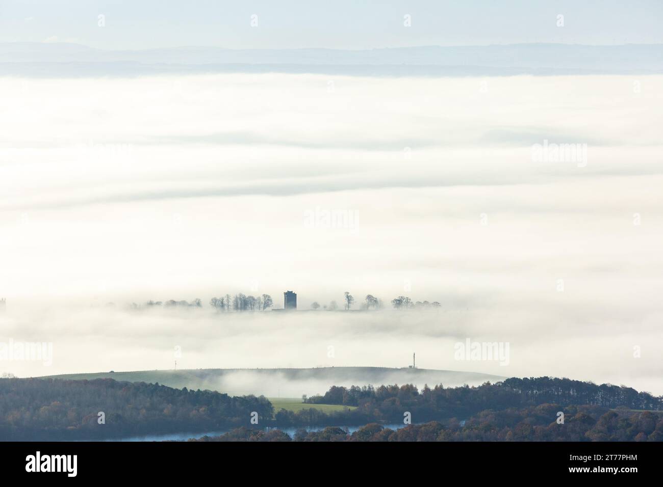 Tour Clackmannan apparaissant hors de la brume, vue de haut sur Bank Hill dans les collines Ochil. Banque D'Images