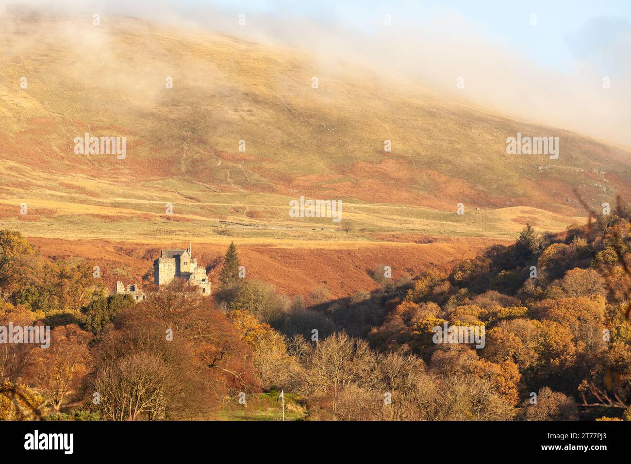 Castle Campbell situé dans les collines d'Ochil à l'air splendide dans les couleurs d'automne Banque D'Images