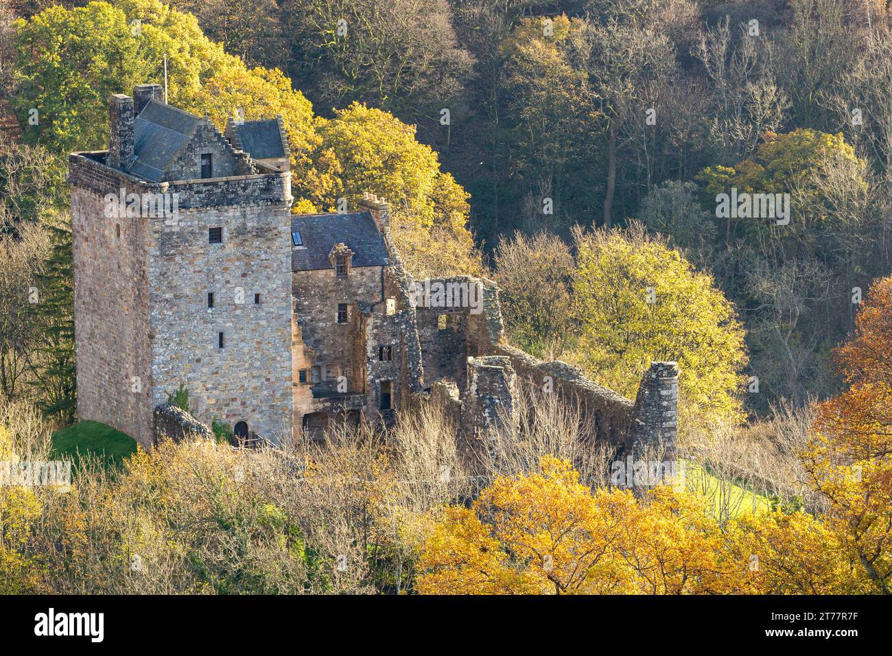 Castle Campbell situé dans les collines d'Ochil à l'air splendide dans les couleurs d'automne Banque D'Images