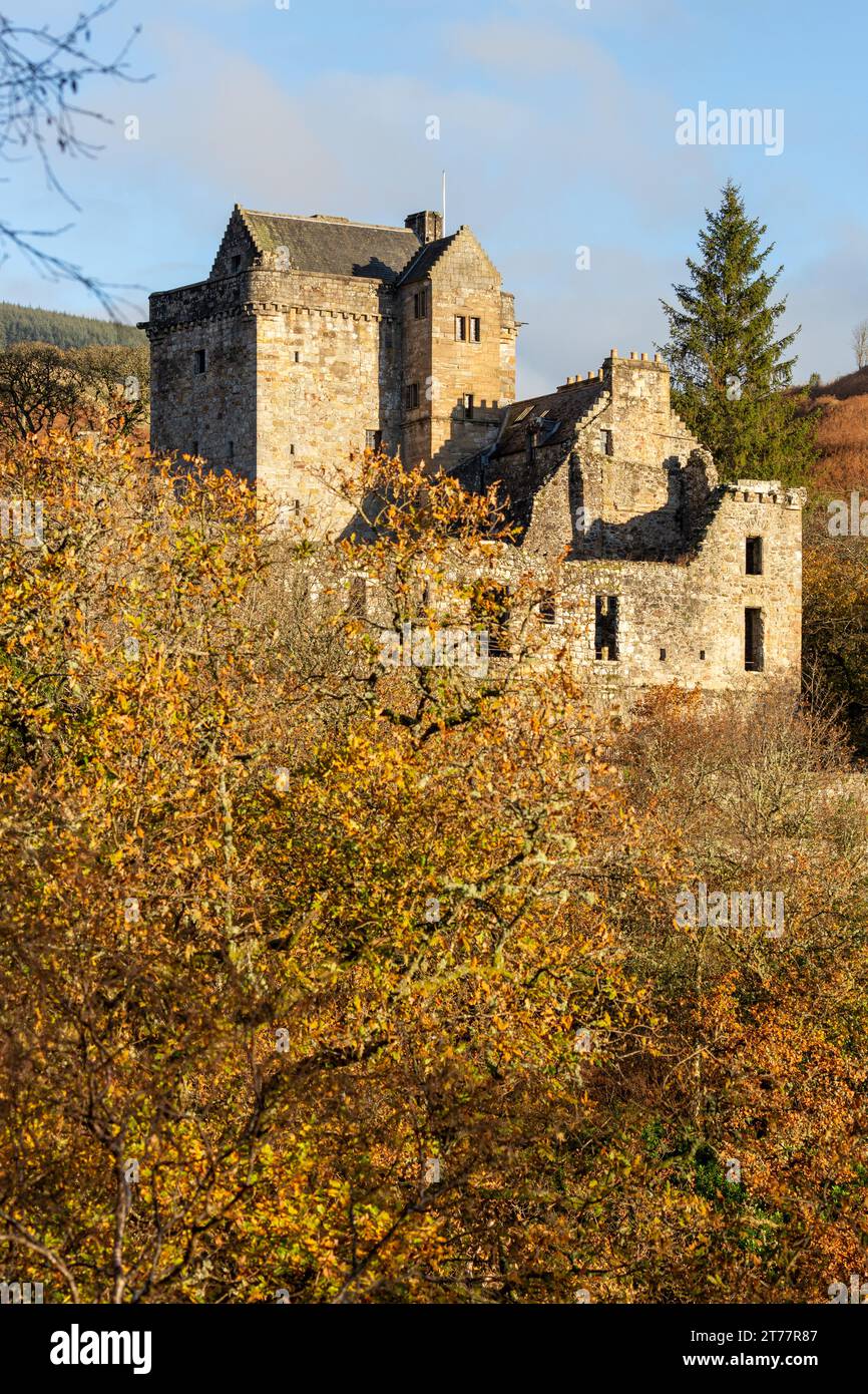 Castle Campbell situé dans les collines d'Ochil à l'air splendide dans les couleurs d'automne Banque D'Images
