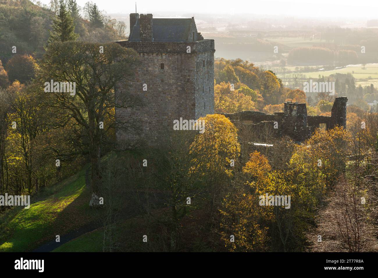 Castle Campbell situé dans les collines d'Ochil à l'air splendide dans les couleurs d'automne Banque D'Images