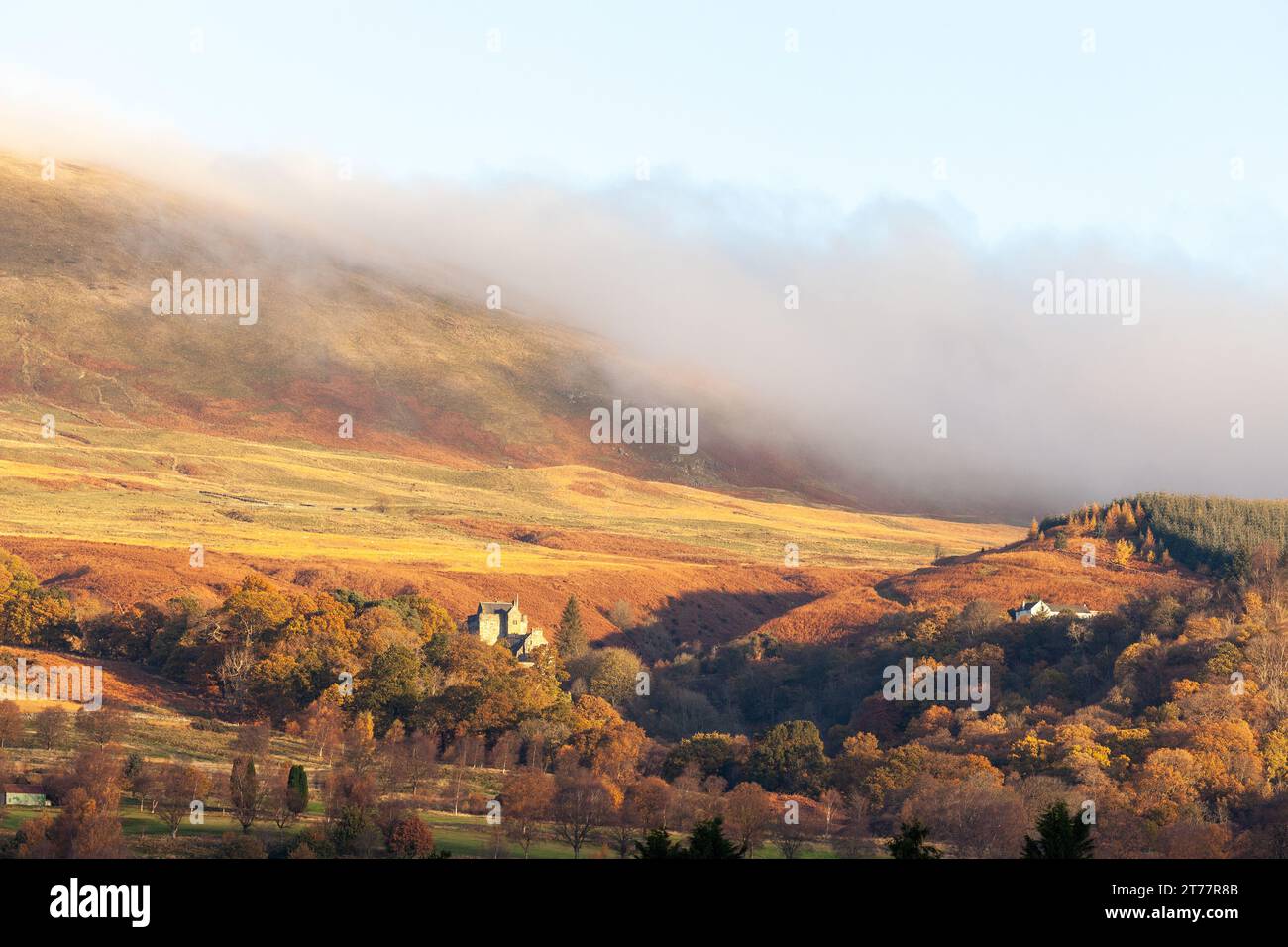 Castle Campbell situé dans les collines d'Ochil à l'air splendide dans les couleurs d'automne Banque D'Images