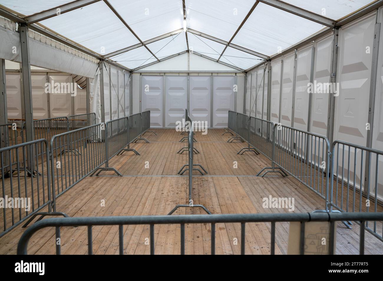 14 novembre 2023, Rhénanie-Palatinat, Trèves : il y a des bars dans la tente de réception au centre d'accueil pour demandeurs d'asile (AFA) à Trèves pour assurer l'ordre quand il y a une foule nombreuse. Photo : Harald Tittel/dpa Banque D'Images