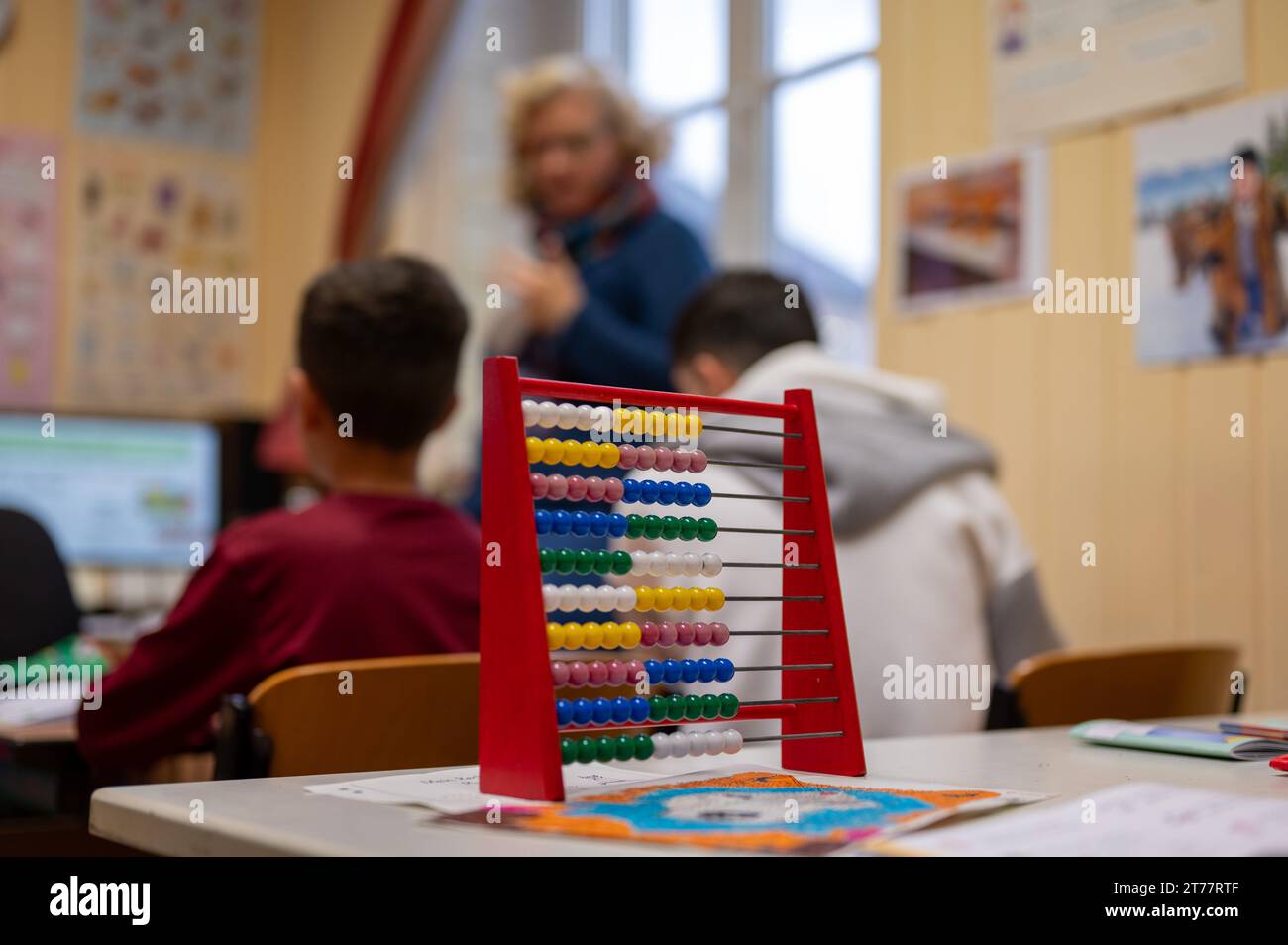 14 novembre 2023, Rhénanie-Palatinat, Trèves : les enfants réfugiés apprennent l’allemand à l’école pendant leur séjour au centre d’accueil pour demandeurs d’asile (AFA) de Trèves. Photo : Harald Tittel/dpa Banque D'Images