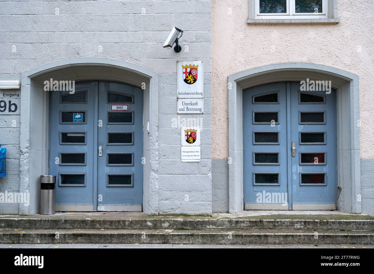 14 novembre 2023, Rhénanie-Palatinat, Trèves : un commissariat de police a été installé dans le centre d'accueil des demandeurs d'asile (AFA) de Trèves. Photo : Harald Tittel/dpa Banque D'Images