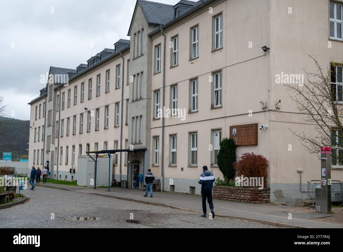 14 novembre 2023, Rhénanie-Palatinat, Trèves : les réfugiés marchent devant un bâtiment du centre d'accueil pour demandeurs d'asile (AFA) à Trèves. Photo : Harald Tittel/dpa Banque D'Images