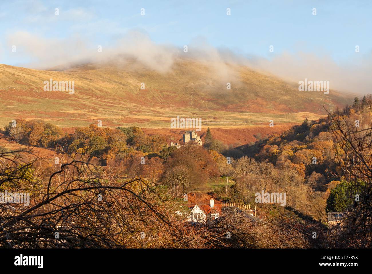 Castle Campbell situé dans les collines d'Ochil à l'air splendide dans les couleurs d'automne Banque D'Images