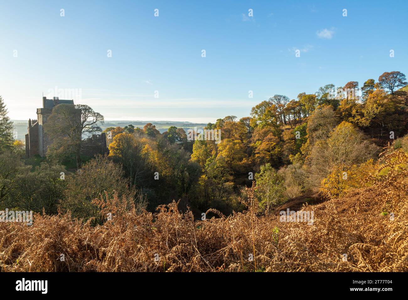 Castle Campbell situé dans les collines d'Ochil à l'air splendide dans les couleurs d'automne Banque D'Images