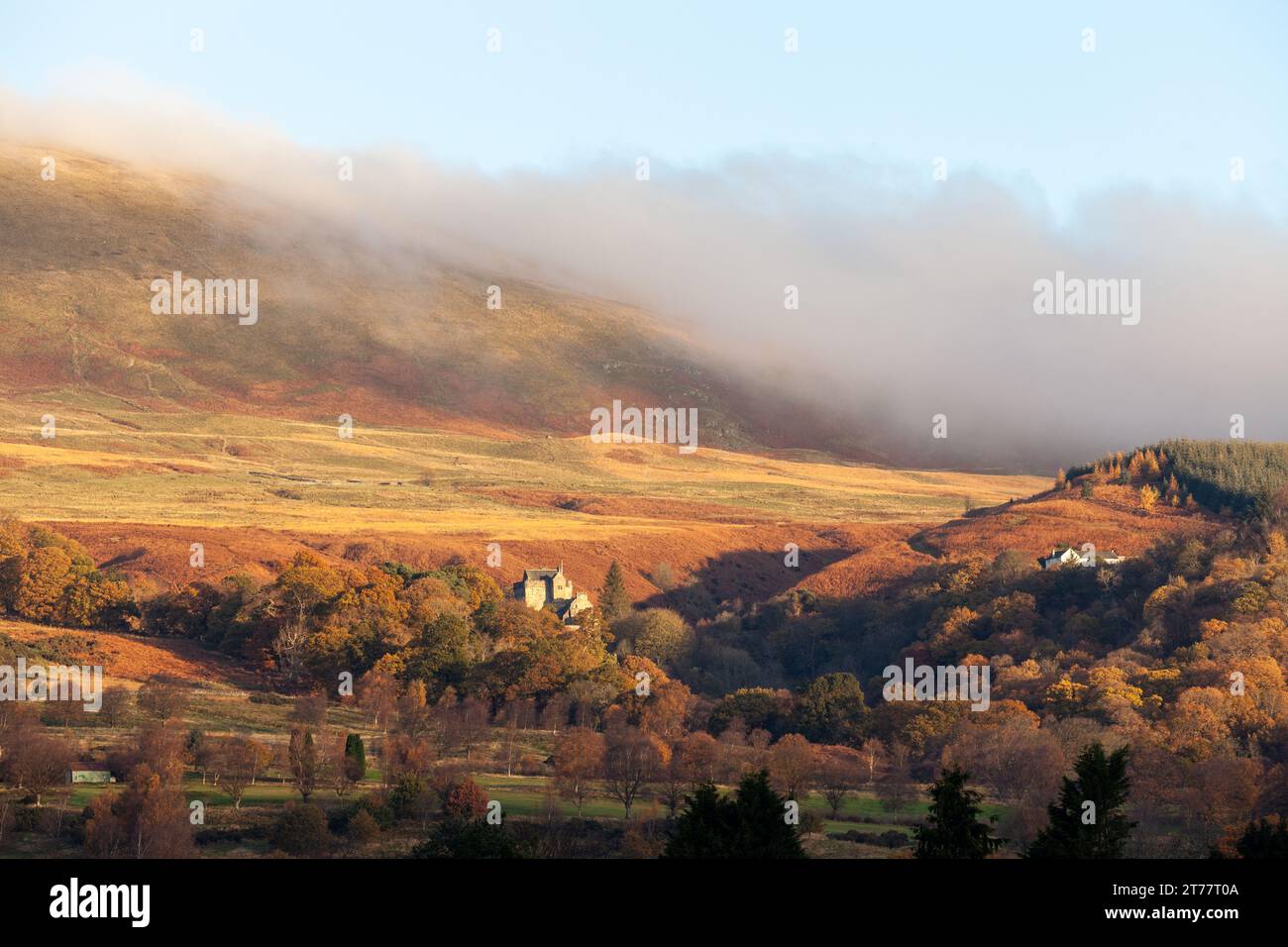 Castle Campbell situé dans les collines d'Ochil à l'air splendide dans les couleurs d'automne Banque D'Images