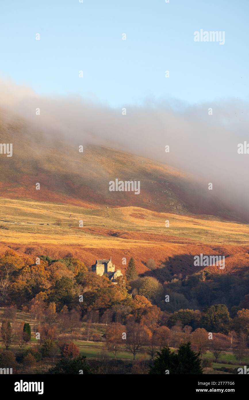 Castle Campbell situé dans les collines d'Ochil à l'air splendide dans les couleurs d'automne Banque D'Images