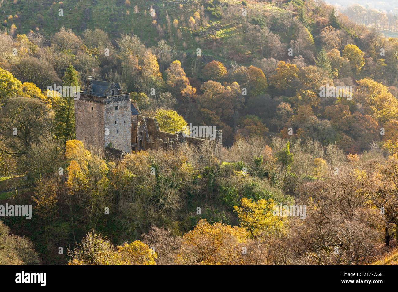 Castle Campbell situé dans les collines d'Ochil à l'air splendide dans les couleurs d'automne Banque D'Images