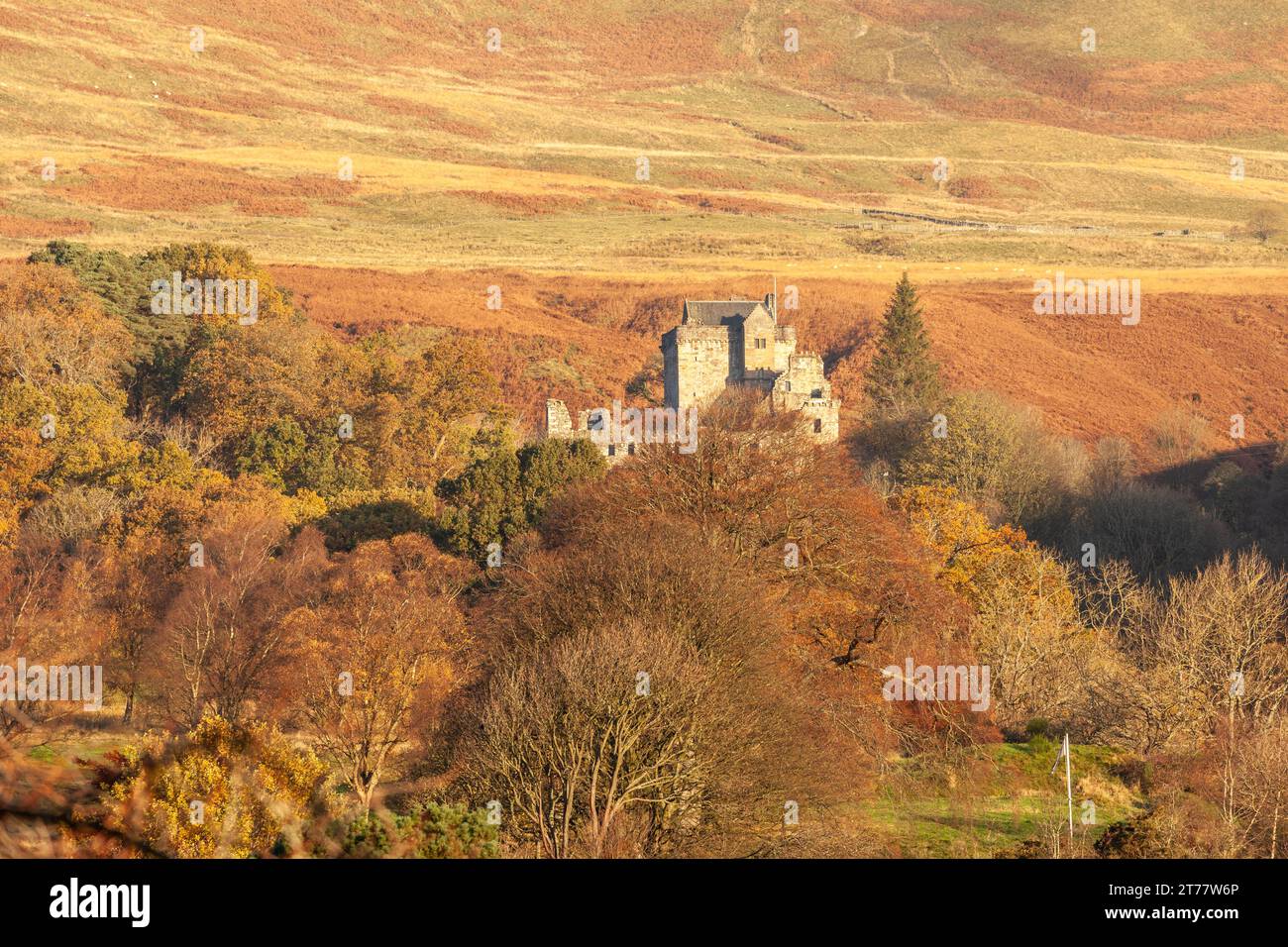 Castle Campbell situé dans les collines d'Ochil à l'air splendide dans les couleurs d'automne Banque D'Images